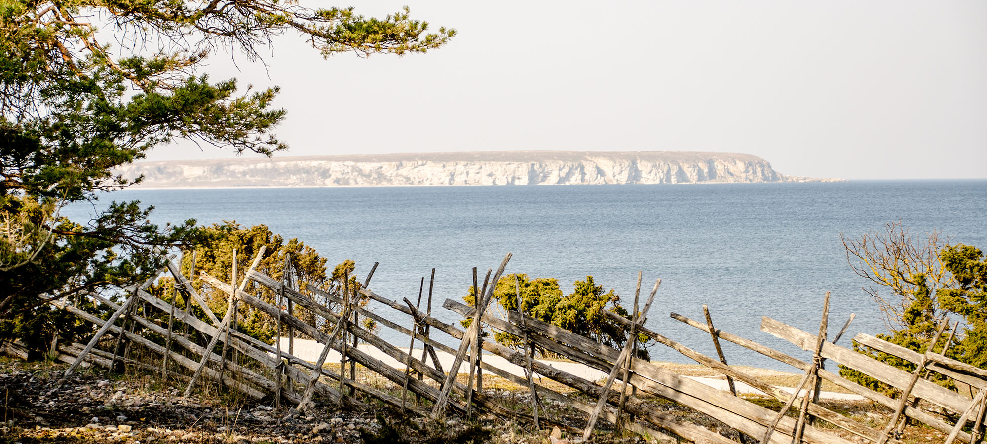 Utsikt över havet över gärdesgården i Djupviks Hamn, Gotland