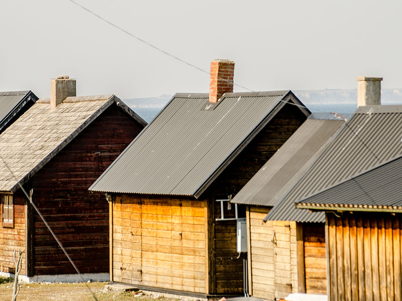 Sjöbodar i trä i Djupviks Hamn, Gotland